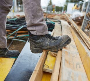 Check out these best safety shoes in Australia